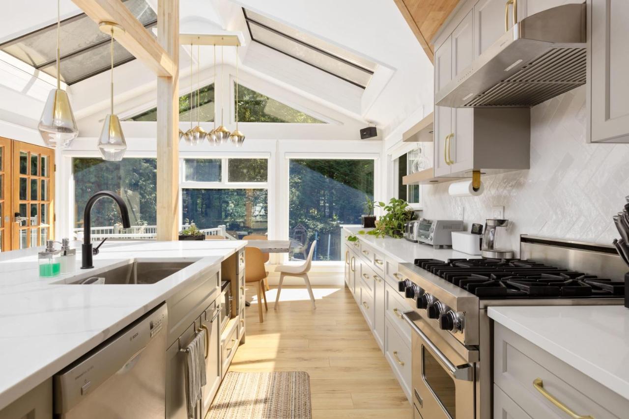 Beautiful Villa With Heated Pool Hot Tub By Forest นอร์ทแวนคูเวอร์ ภายนอก รูปภาพ