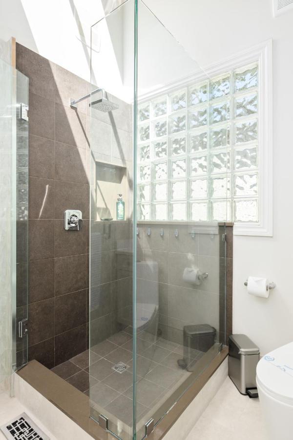 Beautiful Villa With Heated Pool Hot Tub By Forest นอร์ทแวนคูเวอร์ ภายนอก รูปภาพ